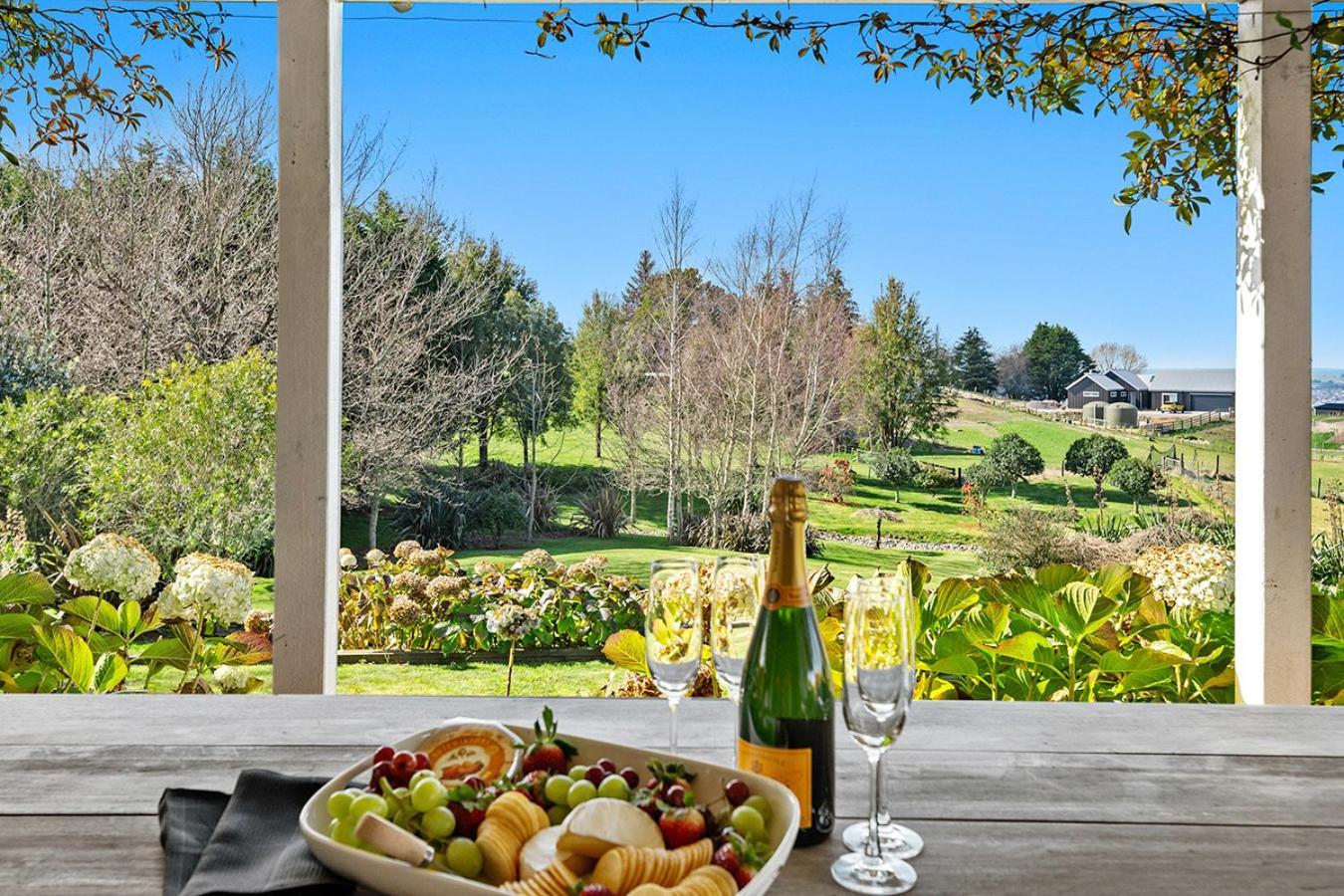 Mountviews Lodge Таупо Экстерьер фото